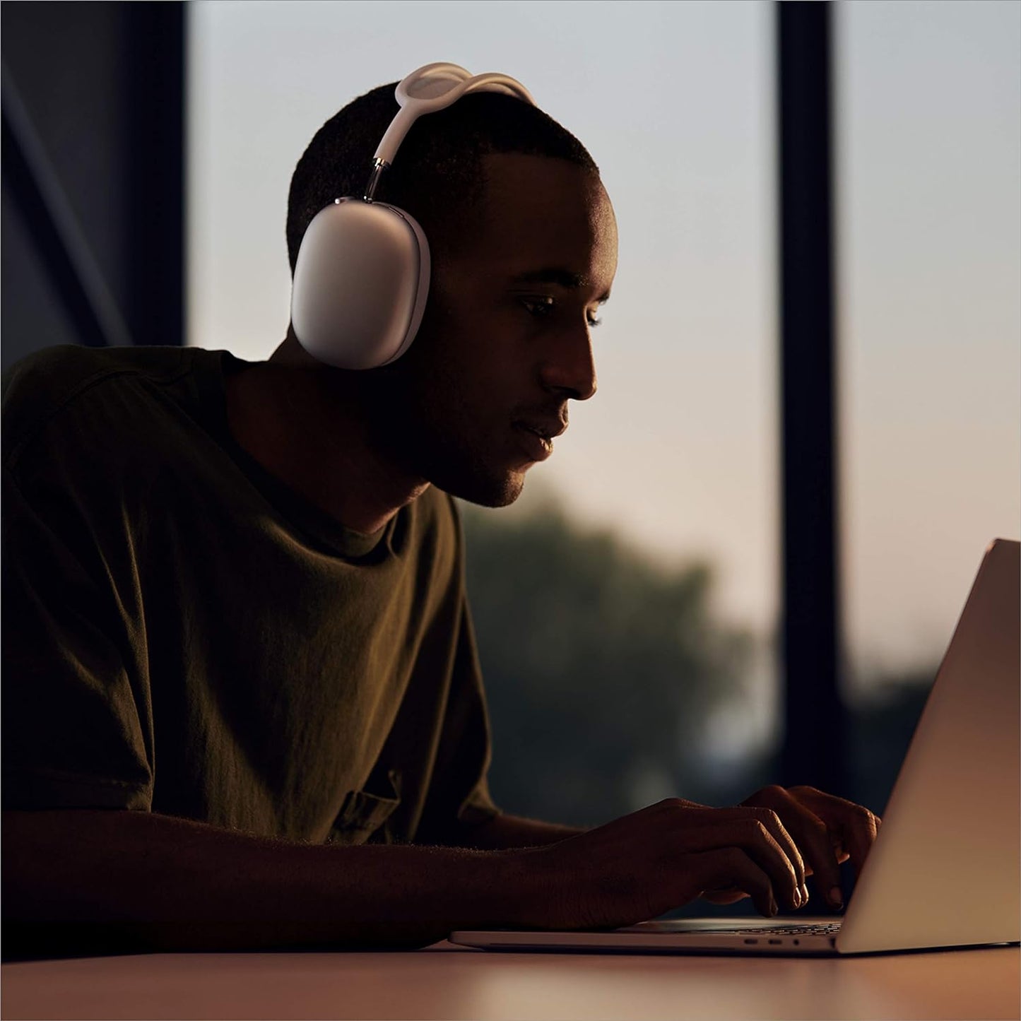 Apple AirPods Max Wireless Over-Ear Headphones, Pro-Level Active Noise Cancellation, Transparency Mode, Personalized Spatial Audio, USB-C Charging, Bluetooth Headphones for iPhone black and white colours